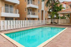 Outdoor pool - Kingston Most Centrally Located Two Bdrm (Kingston)