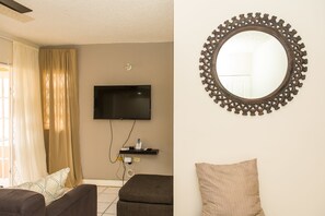 Leilighet – business, bassengutsikt | Oppholdsområde | En 50-tommers Flatskjerm-TV med kabel-kanaler samt TV og DVD-spiller