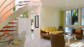 Vila Keluarga, pemandangan pantai | Area keluarga | Televisi layar datar 57-inci dengan saluran TV kabel dan TV