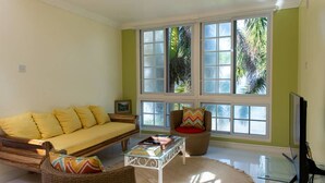 Una sala de estar con un sofá, un sillón y una mesa de centro.