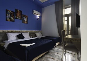 Deluxe vierpersoonskamer | Een bureau, verduisterende gordijnen, gratis wifi, beddengoed