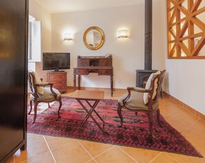 Premier Studio, 1 Bedroom, Non Smoking, Kitchenette (Glicinias) | Living room | Smart TV, Netflix, toys, streaming services - Villa Estefânia (Sintra)