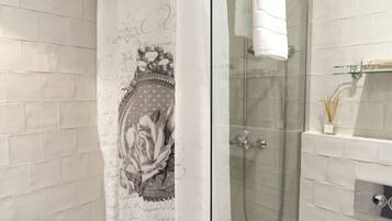 Estúdio premier, 1 quarto, para não fumantes, cozinha americana (Glicinias) | Banheiro | Chuveiro, secador de cabelo, roupões de banho, chinelos