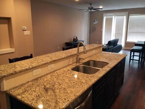 Business Townhome, 3 Bedrooms, Non Smoking | Private kitchen