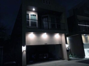 住宿正面 (夜晚)