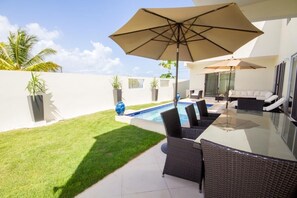 Outdoor dining - Spacious Ocean View Penthouse with a great view. (South Hill)