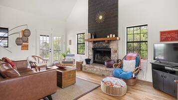 Televisio, takka, kirjoja, stereot