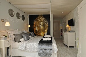 Minibar, caja de seguridad en la habitación y escritorio 