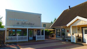 A bed & breakfast with a sign reading 'bed&breakfast de Valkenhorst'. - B&B de Valkenhorst (Lelystad)