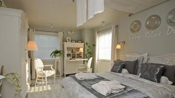 Double Room, Bathtub | Minibar, in-room safe, desk, iron/ironing board