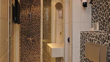 Dusche, Haartrockner, Bademäntel, Handtücher