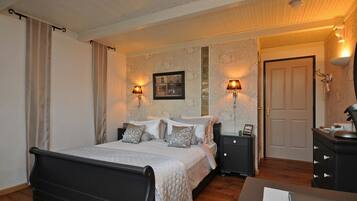 Double Room | Minibar, in-room safe, desk, iron/ironing board