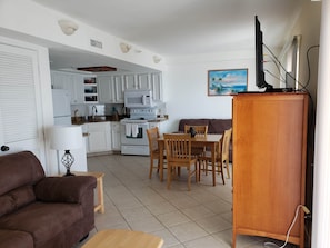 Téléviseur, lecteur de DVD, chaîne audio