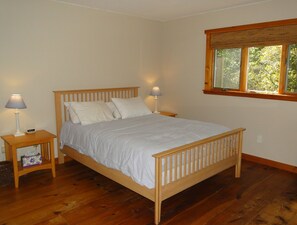 4 bedrooms, desk, iron/ironing board, free WiFi - Airy, Quiet Vacation Rental Home, assn. pool on MV.  Car ferry tix available. (West Tisbury)