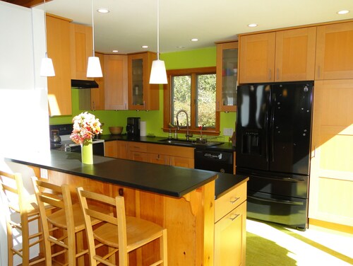 Airy, Quiet Vacation Rental Home, pool, tennis, FERRY TIX on MV