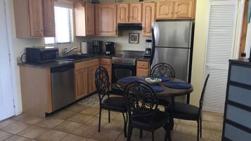 Kylskåp, mikrovågsugn, ugn och spishäll