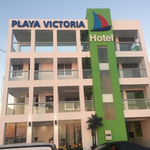 Front of property - evening/night - Hotel Playa Victoria (Mazatlán)