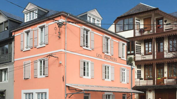 Um edifício de vários andares com a placa 