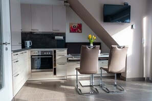 Fridge, oven, stovetop, dishwasher