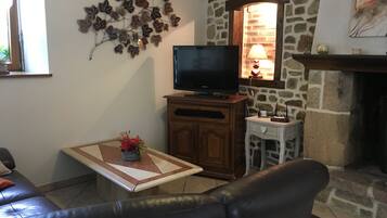 Televisie, een open haard, een dvd-speler en een stereo