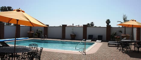 Piscina all'aperto, una piscina riscaldata