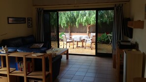 Télévision, livres, médiathèque, chaîne hi-fi