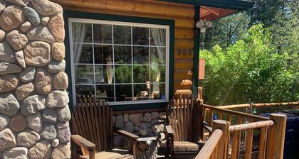 99 dollaria (MITÄÄN YÖN) KESKUPAKKAUS! Storybook hirsimökki, parit, pienet perheet