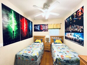 5 bedrooms, iron/ironing board, WiFi, bed sheets - 5 BR 3BA Pool SPA Gated, lakeview ;Star Wars Arcade; EPCI 12 miles DISNEY 5 mile (Kissimmee)