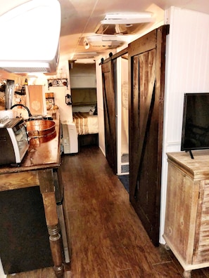 2 bedrooms, free WiFi, bed sheets - Tin Town This is 1974 Airstream has been rehabbed from top to bottom! (Avondale Estates)