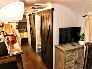 2 bedrooms, free WiFi, bed sheets - Tin Town This is 1974 Airstream has been rehabbed from top to bottom! (Avondale Estates)