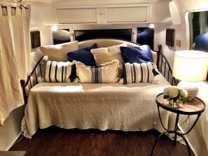 2 bedrooms, free WiFi, bed sheets - Tin Town This is 1974 Airstream has been rehabbed from top to bottom! (Avondale Estates)