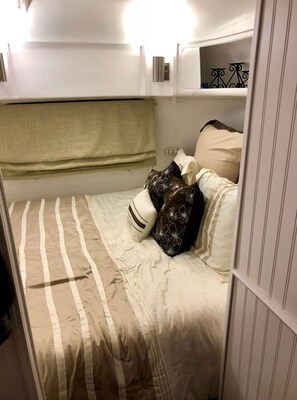 2 bedrooms, free WiFi, bed sheets - Tin Town This is 1974 Airstream has been rehabbed from top to bottom! (Avondale Estates)