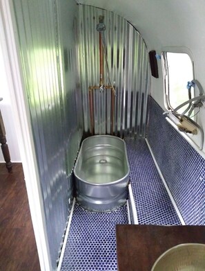 Towels, shampoo, toilet paper - Tin Town This is 1974 Airstream has been rehabbed from top to bottom! (Avondale Estates)