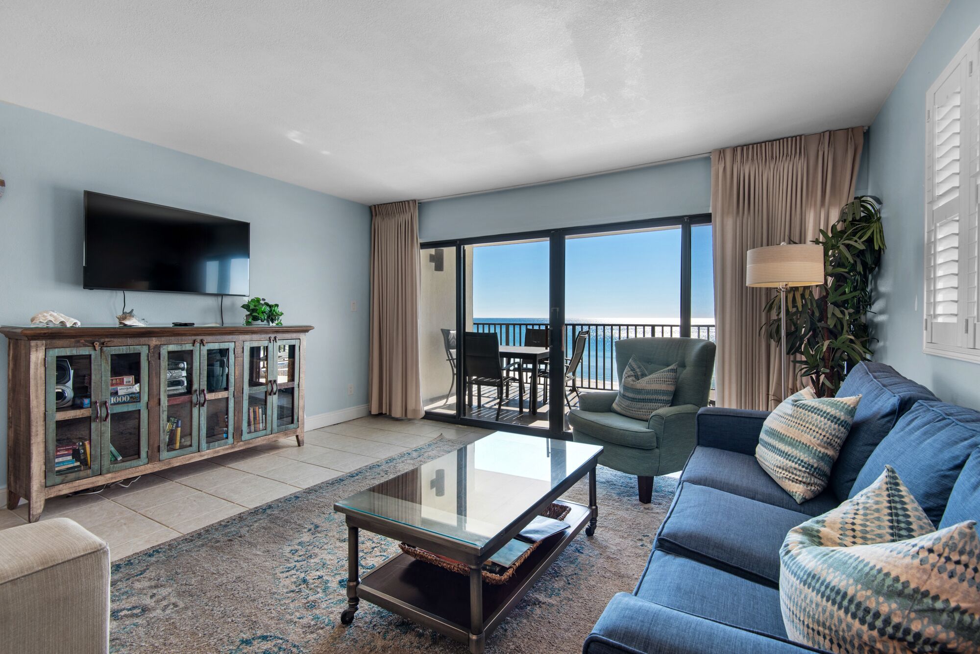 Smart-TV, DVD-spiller, bøker og stereoanlegg