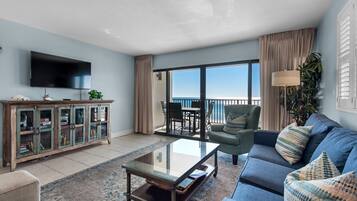 Smart-TV, DVD-spiller, bøker og stereoanlegg