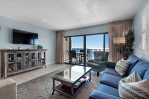 Smart-tv, een dvd-speler, boeken en een stereo