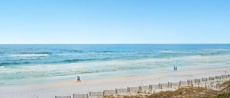 Na praia, espreguiçadeiras