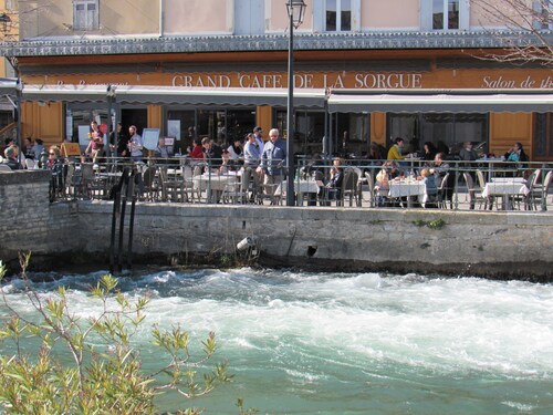 Au coeur de la vieille ville, un appartement provençal serein et sophistiqué
