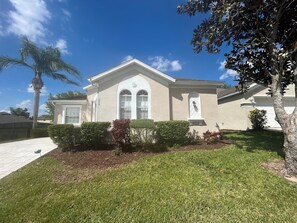 Exterior - Fabulous Villa in a gated community, 4 Bedrooms with Private Pool (Haines City)