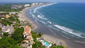 A coastal resort with beachfront properties, a swimming pool, and a view of the ocean. - Hotel Ashly (Acapulco)