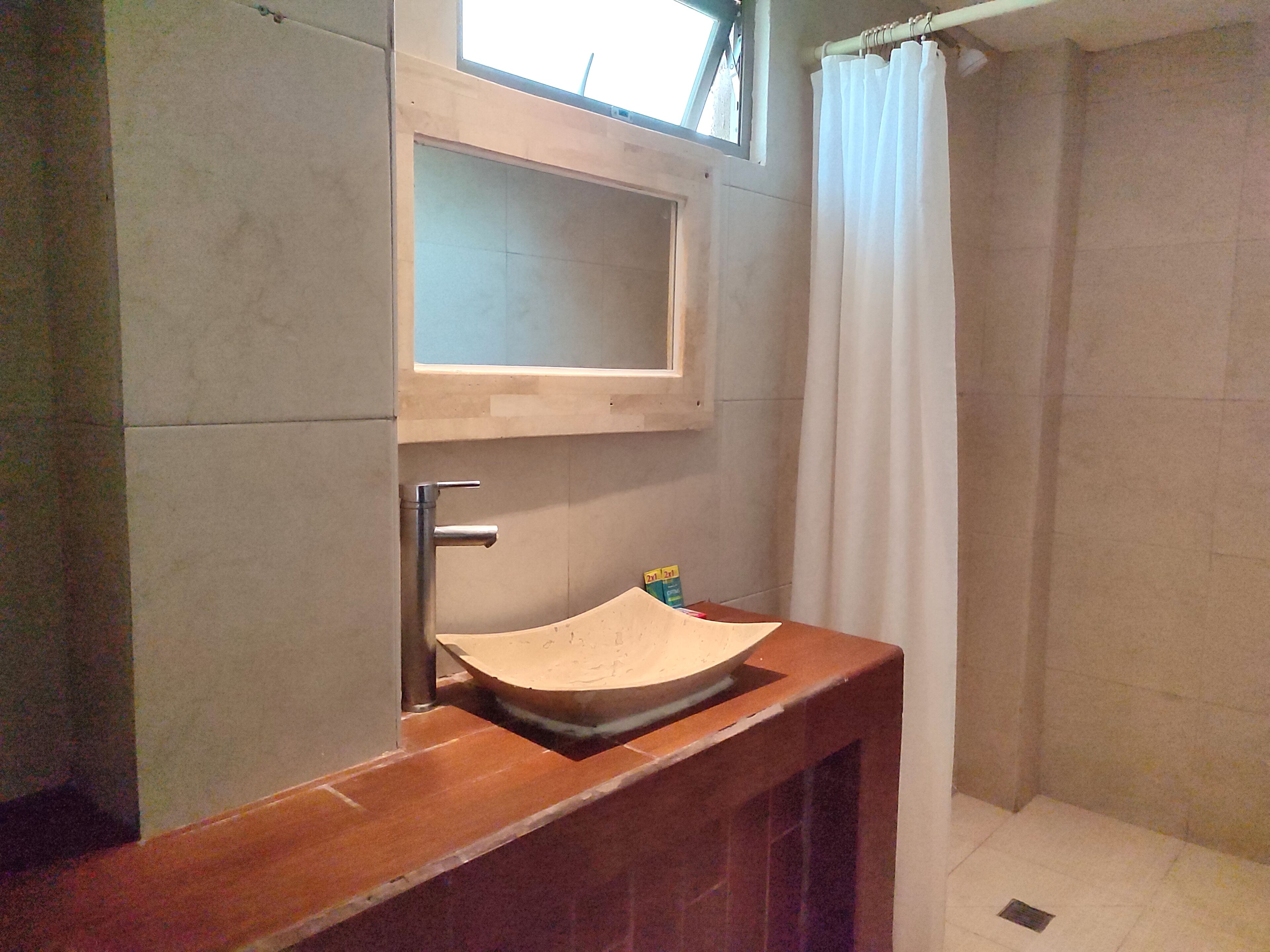 Phòng Tiêu chuẩn, 1 giường cỡ king | Phòng tắm | Buồng tắm vòi sen, khăn tắm 