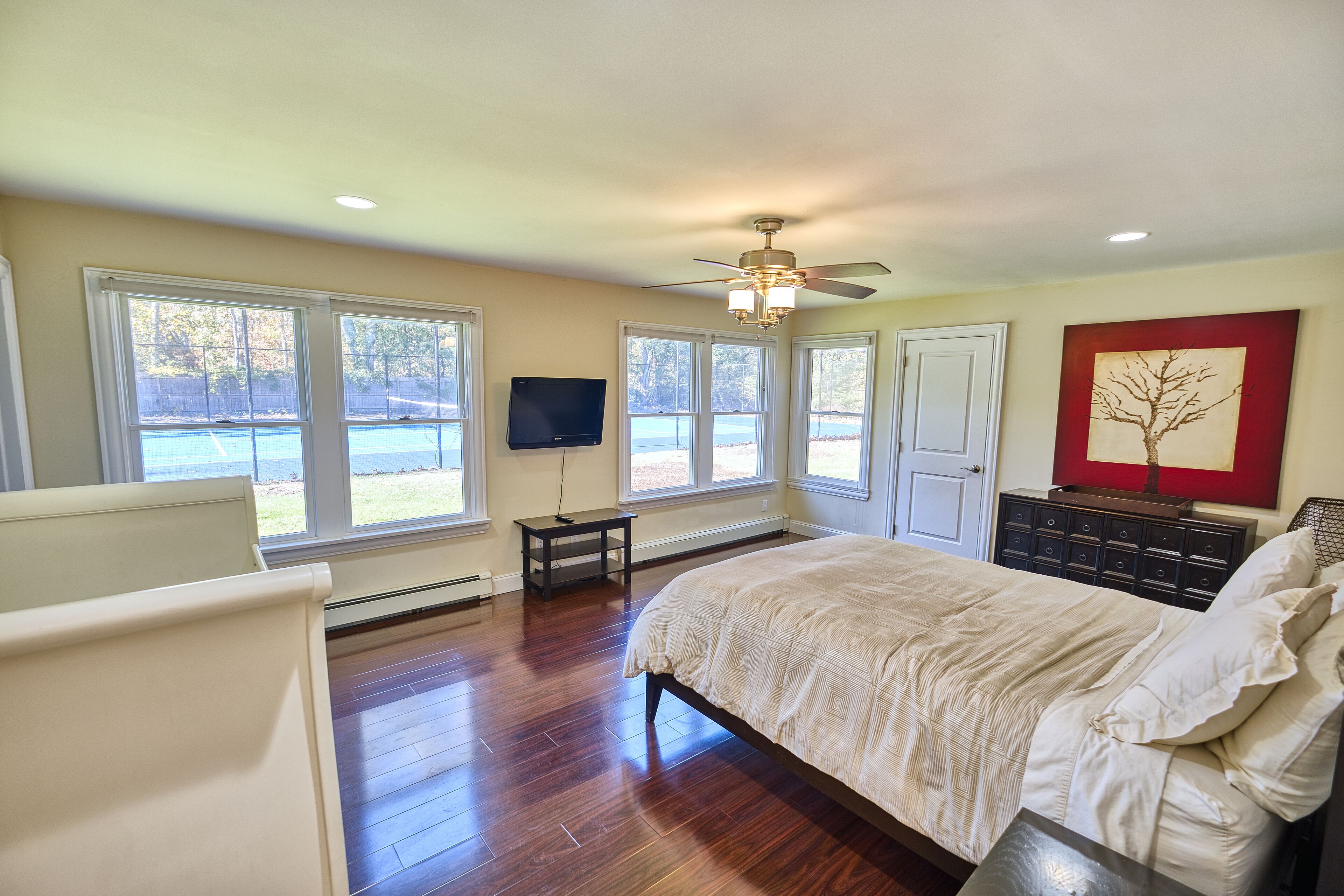 5 bedrooms, WiFi, bed sheets