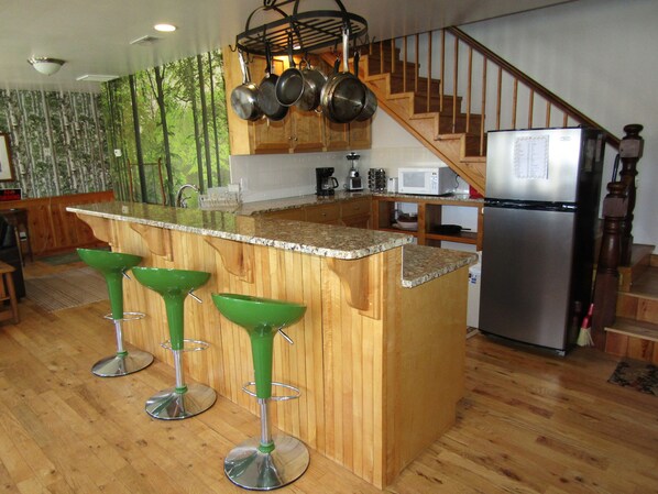 Geladeira, micro-ondas, fogão, cooktop