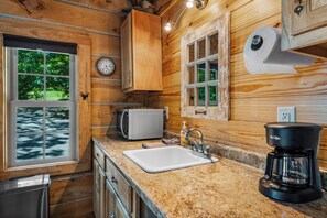 Frigorífico, microondas, placa de cocina y cafetera o tetera