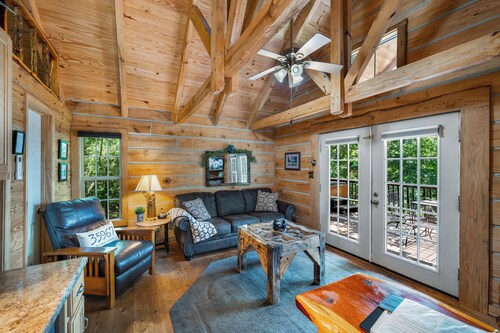 Mountain brow get away!  Private and quiet, perfect for a romantic get a way!