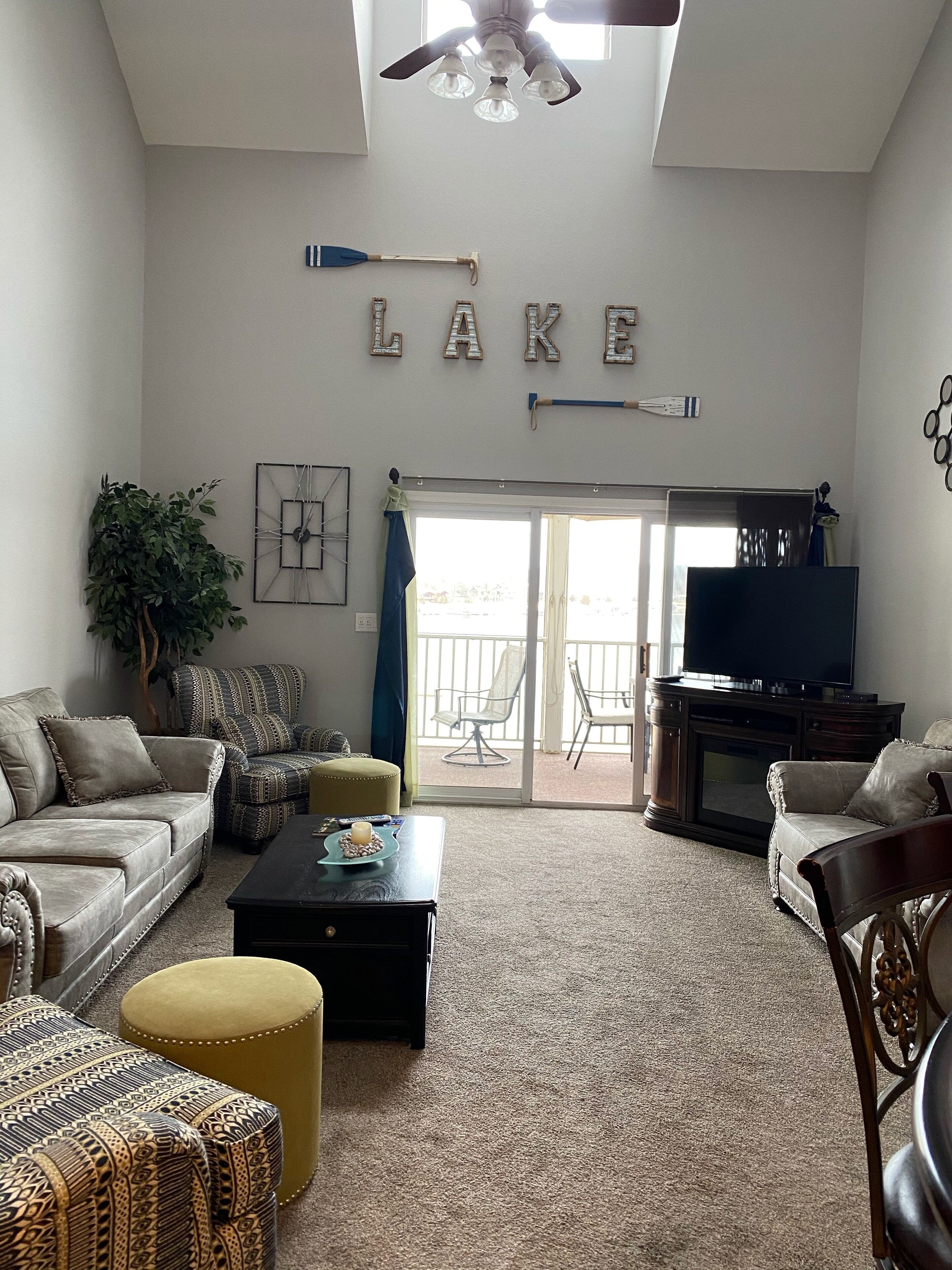 Télévision, lecteur de DVD, chaîne hi-fi