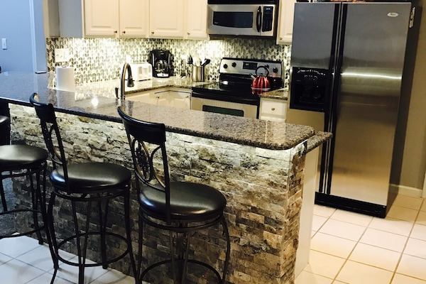 Réfrigérateur, four à micro-ondes, un four, surface de cuisson