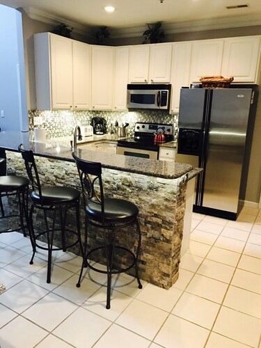 Check Our Reviews! Luxurious Waterfront Penthouse, 11mm views, Pool, Elevator,