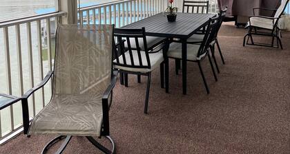 Check Our Reviews! Luxurious Waterfront Penthouse, 11mm views, Pool, Elevator,