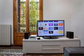 Interior - Modern Amenities, Antique Charm in the Upscale Eixample district (Barcelona)